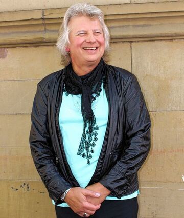 <p>Transfrau Anna-Lia Ohms (li.), findet es gut, dass dank Prominenter wie Caitlyn Jenner (re., o.) mehr über Transgender gesprochen wird. 1976 gewann Jenner - noch als Bruce - für die USA die olympische Goldmedaille im Zehnkampf (re., Mitte). Der Film "The Danish Girl" (re., u.) erzählt von einer Transfrau in den 20er Jahren</p>