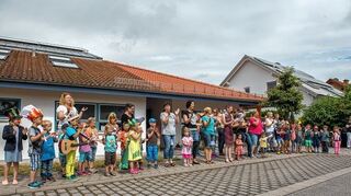 <p>Mit einem bunten Programm begrüßten Kinder und Erzieherinnen die Besucher beim Sommerfest im Kindergarten Weschnitzwichtel.</p>