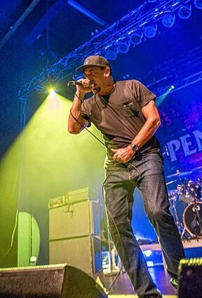 Jim Lindberg, Sänger der Band "Pennywise", beim Auftritt im "Schlachthof" Wiesbaden.
