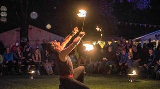 <p>Gegensätze ziehen sich an: Mit der hitzigen Feuershow von ArtArtistica und der gechillten Musik von Türzueszieht endete das Lorscher Birkengartenfestival.</p>
