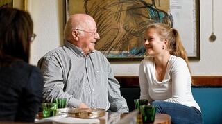 <p>Norbert Blüm und seien Enkeltochter Lilian Blüm-Beck (rechts) verbindet ein inniges Verhältnis, erzählen die beiden im Interview mit "MM"-Redakteurin Caroline Blarr.</p>