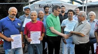 <p>Kreiswart Jakob Machel (Dritter von rechts) zeichnete unter anderem Wolfgang Mandel aus.</p>