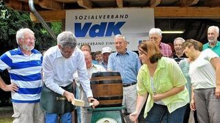 <p>Beim Grillfest des VdK Einhausen zeigte Landrat Christian Engelhardt, dass er in Sachen Fassbieranstich dazugelernt hat.</p>