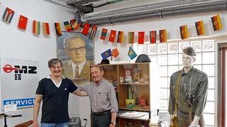 <p>Requisiten einer versunkenen Welt: Im Motorradmuseum seines Vaters Fritz Röth in Hammelbach hat Matthias Röth ein DDR-Museum aufgebaut.</p>