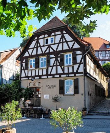 <p>Am Marktplatz 13: In der 1786 eröffneten Zwingenberger Apotheke absolvierte Wilhelm Büchner seine Apothekerausbildung.</p>