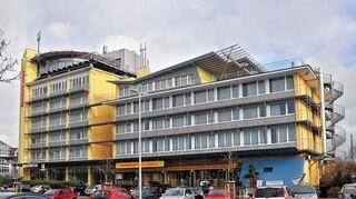 <p>Das ehemalige Mercure-Hotel an der Wormser Straße wird seit Dezember 2015 als Notunterkunft für minderjährige unbegleitete Flüchtlinge genutzt - allerdings nur noch bis zum 30. November.</p>