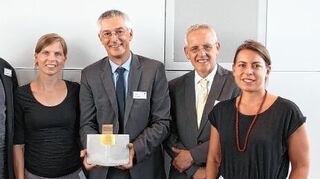 <p>Die BRAIN AG wurde jetzt mit dem Werkbund-Label 2016 ausgezeichnet. Unser Bild entstand bei der Preisverleihung und zeigt (v.l.) Laudator Alexander Grünenwald (Werkbund) mit Bettina Schreiner, Dr. Martin Langer, Elena Reiniger und Dr. Holger Zinke (alle BRAIN AG).</p>