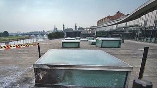 <p>Direkt vor der Tür, hinter der der Imam mit seiner Familie wohnt, ging ein Sprengsatz hoch (oberes Bild). Unten das abgesperrte Congress Center.</p>