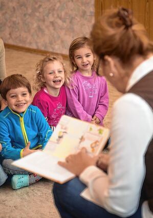 <p>Schon im vergangenen Jahr sorgten die BA-Vorlesepaten - wie hier Jeanette Giese - in den Kitas der Region für lachende Gesichter.</p>