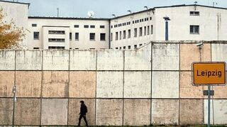 <p>Das Ortsschild von Leipzig vor der Justizvollzugsanstalt (JVA). Hier kam der mutmaßliche Bombenattentäter ums Leben.</p>