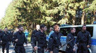 <p>Polizeibeamte suchen am 4. Juli die Gegend zwischen Rodacherbrunn (Thüringen) und Nordhalben (Bayern) ab.</p>