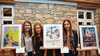 <p>Schüler des Starkenburg-Gymnasiums stellten beim Festakt zum 80. Geburtstag von Horst Antes Bilder und Collagen vor, die im Leistungskurs Kunst der elften Jahrgangsstufe entstanden sind und mit Versatzstücken aus dem Oeuvre des weltbekannten Künstlers spielen.</p>