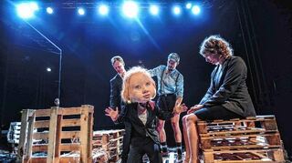 <p>Auf der Recherche-Baustelle: Michael Dierks, Felix Schiller (mit Puppenkopf), Tobias Eisenkrämer und Magda Decker.</p>