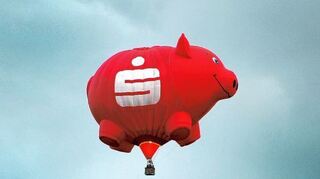 <p>1,9 Milliarden Euro verdienten die Sparkassen im Jahr 2014. Nur ein kleiner Teil davon floss an ihre Träger, die Städte und Landkreise.</p>