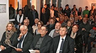 <p>Wegen des Regenwetters wurde die Gedenkfeier zur Pogromnacht vom Bendheim-Platz in das Foyer der LFS-Turnhalle verlegt. In der vorderen Reihe, Zweiter von links, Festredner Professor Dr. Wolfgang Benz, ehemaliger Leiter des Berliner Instituts für Antisemitismusforschung.</p>