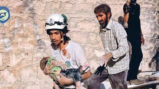 <p>Freiwillige der "Weißen Helme" tragen Verletzte - darunter auch viele Kinder - aus den von Bomben zerstörten Häusern in der syrischen Stadt Aleppo. Bei Luftangriffen starben viele Zivilisten.</p>
