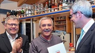 <p>Sichtlich überrascht war Sportkreisvorsitzender Günter Bausewein (Mitte), als er von Landrat Christian Engelhardt den Landes-ehrenbrief erhielt; zu den ersten Gratulanten gehörte der Fürther Bürgermeister Volker Oehlenschläger (li.).</p>