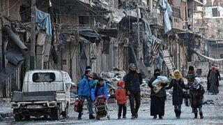 <p>Eine Familie ist in den zerstörten Straßen der umkämpften syrischen Stadt Aleppos unterwegs. Die Zivilbevölkerung gerät immer wieder zwischen die Fronten.</p>