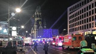 <p>Feuerwehr und Sicherheitskräfte sperrten die Straßen rund um den Weihnachtsmarkt ab. In ganz Berlin galt eine erhöhte Sicherheitsstufe. Bürgern wurden aufgefordert, die Häuser nicht zu verlassen.</p>