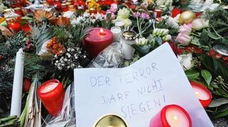 <p>"Der Terror darf nicht siegen!" steht auf einem Zettel geschrieben, der zwischen Blumen und Kerzen am Breitscheidplatz liegt.</p>