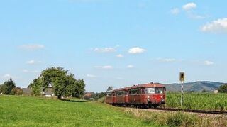 <p>Sonderfahrt eines Schienenbusses auf der Weschnitztalbahn bei Lörzenbach im September 2009. Auf der in Mörlenbach abzweigenden Überwaldbahn konnte man solche Fahrzeuge bis zum Jahr 1983 im planmäßigen Einsatz erleben. Die Eisenbahnfreunde Hammelbach erinnern mit einem Vortrag daran.</p>