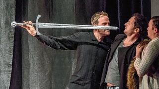<p>Dem Neuen Globe Theater aus Potsdam ist mit seiner "Hamlet"-Inszenierung im gut besuchten Parktheater Bensheim ein feines Kammerspiel gelungen.</p>