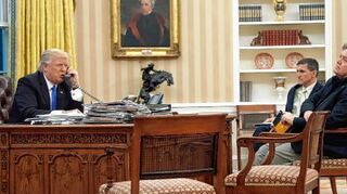 <p>Mit Präsident Donald Trump (von links) im Oval Office des Weißen Hauses: Ex-Berater Michael Flynn und Chef-Stratege Steve Bannon.</p>