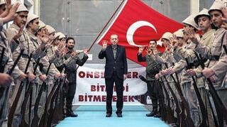 <p>Unterstützer in historischen Militäruniformen begrüßen den türkischen Staatspräsidenten Erdogan. Die Beziehungen zu Deutschland sind auf dem Tiefpunkt.</p>