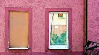 <p>2015 explodierten an dieser Wohnung von Asylbewerbern Sprengsätze.</p>