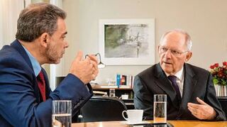 <p>Bundesfinanzminister Wolfgang Schäuble (rechts) im Gespräch mit unserem Korrespondenten Martin Ferber.</p>