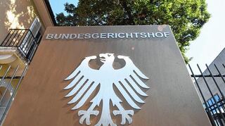 <p>Ein Hinweisschild mit Bundesadler und dem Schriftzug Bundesgerichtshof in Karlsruhe: Das könnte sich das Bundesland Sachsen auch gut in Leipzig vorstellen. Die Stadt hofft auf Zuwachs durch Justizstandorte.</p>