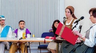 <p>Märchenstunde für Erwachsene: Im Schnitzer-Saal in Lorsch agierten auch Christine Andes und Berthild de Raadt (r.).</p>