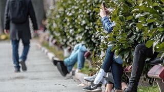 <p>Lange hielten Ärzte die Befindlichkeiten vieler Menschen im Frühling für Einbildung. Inzwischen nehmen sie ernst, dass sich viele Betroffene einerseits aufgekratzt, andererseits antriebslos fühlen.</p>