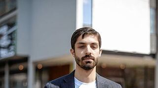 <p>Schreibt Stücke und Drehbücher: Akin E. Sipal vor dem Nationaltheater.</p>