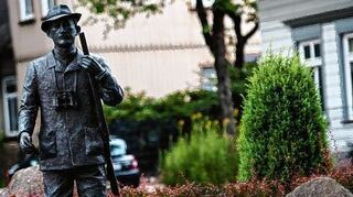 <p>Bronzene Hermann-Löns-Statue in Walsrode in Niedersachsen.</p>