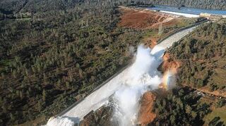 <p>Auf dem Foto, das das Kalifornische Department für Wasserspeicher herausgegeben hat, ist der beschädigte Überlauf des Oroville-Staudamms am erodierten Hang in Oroville, Kalifornien (USA) zu sehen.</p>