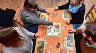 <p>Anja Meyer (von links nach rechts), Stephanie Alles, Silke Bentzinger-Thierolf und Christian Meyer pflanzen Blumenfelder beim Brettspiel "Cottage Garden".</p>