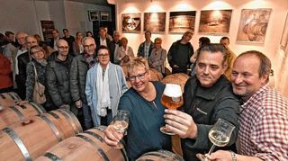 <p>Bier trifft Wein: Zu einer interessanten Verkostung wurde am Freitag ins Weingut Rothweiler eigeladen. Unser Bild zeigt vorne (v.l.) Winzermeisterin Christa Guth, Jochen Hardt (Woinemer Hausbrauerei) und Hausherr Hanno Rothweiler.</p>
