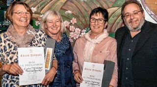 <p>VfL-Vorsitzender Michael Heil und seine Vertreterin Petra Thobe (2.v.l.) überreichten Mechthild Meyerhoff (l.) und Monika Blechschmitt-Lutzi Urkunden und Präsente für ihre Treue zum Verein.</p>