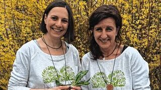 <p>Ines Neumann (l.) und Iris Motschilnig mit ihrem Heilkräuter-Brot.</p>