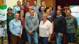 <p>Otto Guthier (vorne links) bleibt noch drei Jahre Vorsitzender des Bergsträßer Weinbauverbands. Dann will er sich zurückziehen.</p>