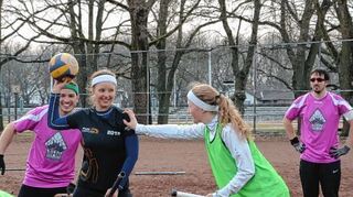 <p>Mitten im Spiel: (v.l.) Dominik Ostertag, Reporterin Janina Hardung und Kristina Bayer in Aktion beim Muggle-Quidditch.</p>