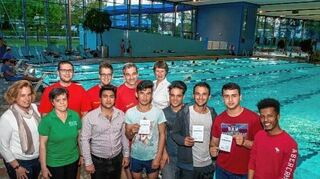 <p>Der erste Schwimmkurs für 15 Flüchtlinge wurde jetzt erfolgreich abgeschlossen. Übungsleiter von DLRG und DJK SSG Bensheim übten mit den jungen Männern im Bensheimer Basinusbad, wo sie jetzt auch ihre Urkunden erhielten.</p>