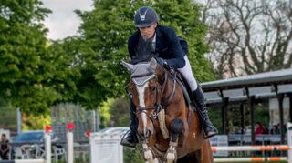 <p>Marcel Wegfahrt zeigte beim Turnier des RuF Schwanheim nicht nur gute Leistungen im Parcours, der Lokalmatador wurde zudem mit dem Goldenen Reitabzeichen der Deutschen Reiterlichen Vereinigung ausgezeichnet.</p>