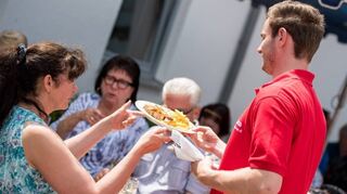 <p>Der OFC-Fanclub servierte Deftiges in Beedenkirchen.</p>