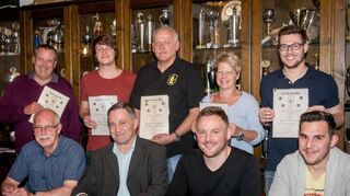 <p>Der TSV Gadernheim zog Bilanz und ehrte Mitglieder. Unser Bild zeigt (sitzend, v.l.) Norbert Quinten (Schriftführer), Rainer Meyer (Vorsitzender), Jakob Bickelhaupt (Pressewart) und Dan Pauling (Organisationswart) sowie (stehend, v.l.) die Geehrten Reiner Böhm (40 Jahre), Kevin Trautmann (20 Jahre), Fritjof Altetiemann (40 Jahre) sowie Heike und Marco Altetiemann (jeweils 20 Jahre).</p>