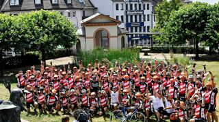 <p>Bei ihrem Prolog machten die Teilnehmer an der Tour de Riva gestern auch Station nahe dem Medienhaus und stellten sich im Stadtpark zum Gruppenfoto auf.</p>