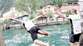 <p>Hunderte Kilometer hatten die Teilnehmer der Tour de Riva bei ihrer Ankunft in den Beinen. Da kam der Sprung in den Gardasee gerade recht.</p>