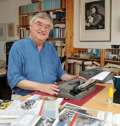 <p>Ein Autor voller Menschlichkeit und Lebensfreude: Peter Härtling an seinem Schreibtisch, aufgenommen im Juli 2009.</p>