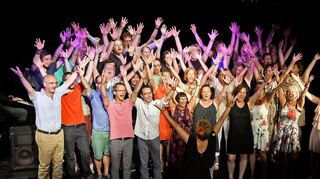 <p>Die VoiceAkademie mit Leiterin Jeanette Giese brachte unter dem Motto "We saw the light" das Theater Mobile zum Kochen.</p>